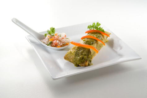 Versión estilizada del típico tamalito verde con cebiche, un plato muy popular en el norte peruano.   