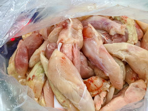 Pollo manchado y sangriento es una señal de que el pollo está malogrado.   