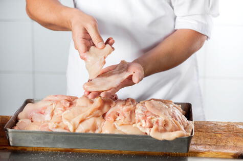 Sentir el pollo con las manos también sirve para identificar si está fresco o pasado.   