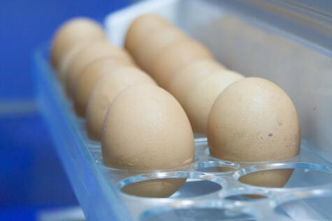 Los huevos no se deben congelar con cáscara. No olvides, además, fijarte en la fecha de vencimiento.    