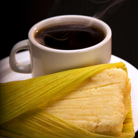 Nunca falta el café pasado en el desayuno peruano.    
