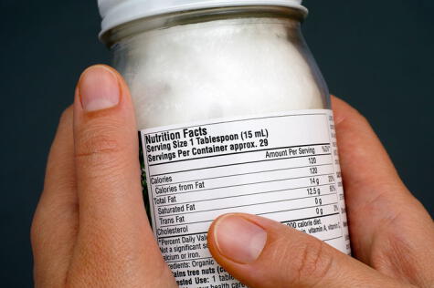 Revisa siempre la información nutricional de los etiquetados y evita los que tienen alto contenido de grasas saturadas.   