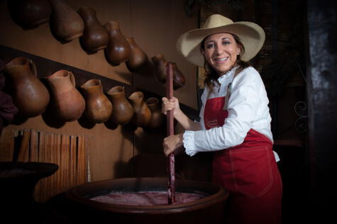 Mónica Huerta es un picantera que mantiene viva la tradición chichera en su restaurante.   