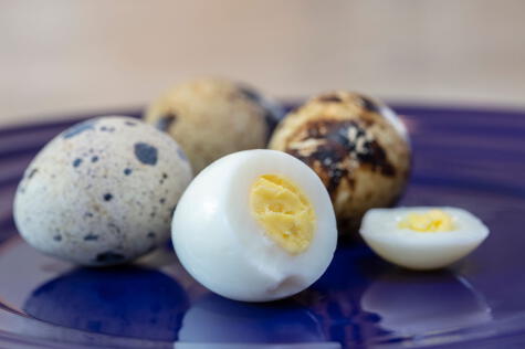 Huevos bien pelados, listos para comer: ¿cómo los prefieres?   