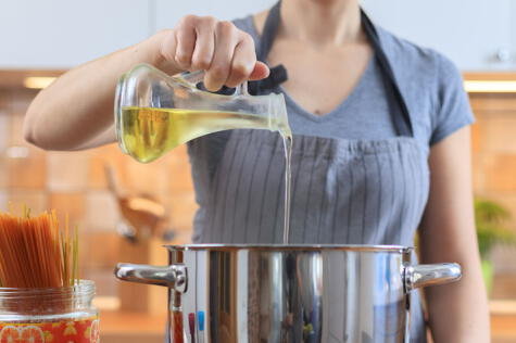 Una práctica muy común: agregar aceite al agua de cocción de la pasta.    