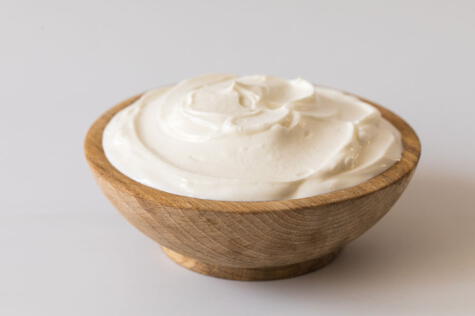 El yogur griego es más espeso y denso que el natural, por lo que sus beneficios nutricionales se concentran.   