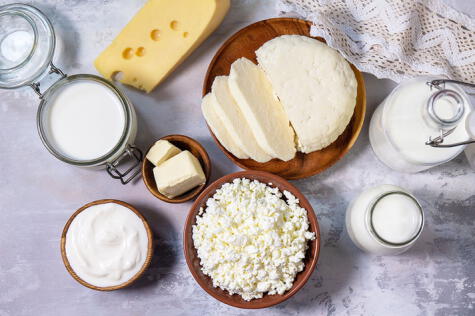 Los lácteos, incluyendo quesos y yogures, son conocidos por tener alto contenido de calcio pero no son los únicos. 