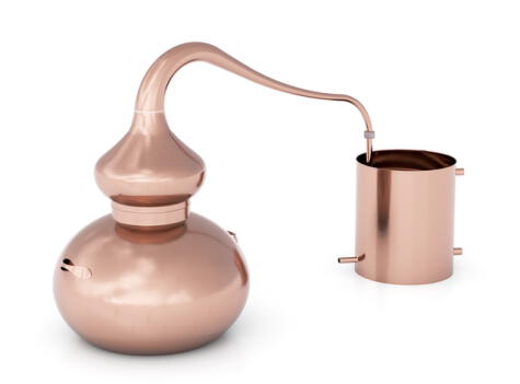Alambique de cobre para destilación discontinua; se usa para muchos tipos de destilado, desde pisco a cognac.   