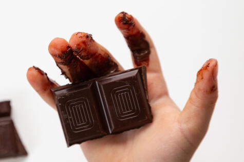 El chocolate se derrite en la boca, más que en la mano.    