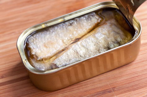 Para las embarazadas es mejor consumir enlatados de peces pequeños, como la sardina o la anchoveta, ricos en ácidos grasos saludables,   
