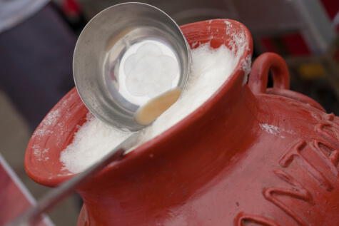 La chicha de jora es un tipo de bebida fermentada nativa de los andes, "pariente" de la cerveza.  