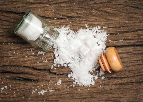 La sal absorbe la humedad del ambiente.    