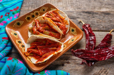 Como estos tacos, la mayoría de la cocina mexicana usa o lleva chiles.   