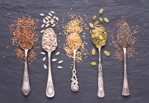 Además de que aportan mucha fibra y grasas naturales, las semillas son una buena fuente de magnesio.   