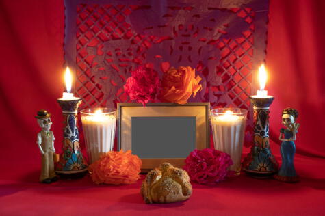 Los altares incluyen, entre otros, fotos del difunto o difunta y pan de muerto.   