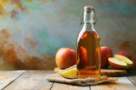 El vinagre de manzana se hace con cidra.   