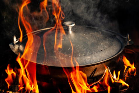 Se puede cocinar directamente sobre el fuego de la leña o brasa.    
