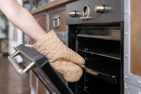 Los guantes de cocina ayudan a evitar quemaduras.   