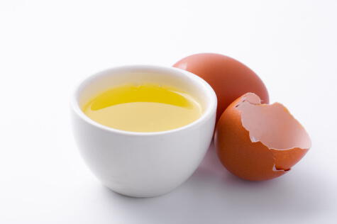 La clara de huevo contienen prolina, un aminoácido necesario para producir colágeno.   