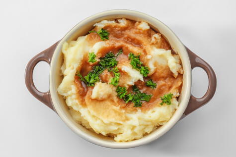 El puré de papas con la salsa de la cocción del pavo (<em>gravy</em> en inglés) es un clásico de la cena de Acción de Gracias.    