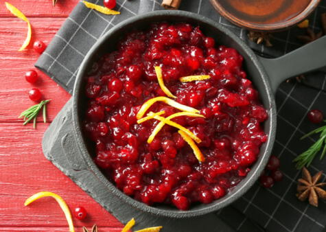 Los arándanos (cranberries) suelen acompañar al pavo en forma de salsa o ensalada dulce.   