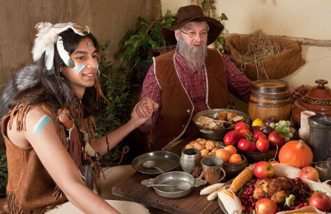 Representación de la cena entre colonos y nativos americanos, la cual dio origen al día del Acción de Gracias.   