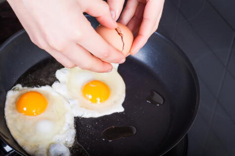 Evita quebrar o abrir un huevo directamente sobre la sartén, para evitar cualquier agente contaminante que pueda tener la cáscara.   