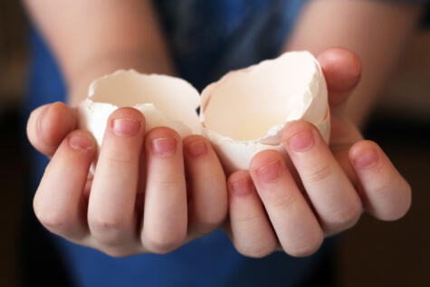 Aprender a cascar los huevos toma tiempo, pero se aprende rápidamente.   