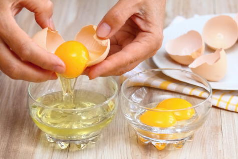 Vierte el contenido a los huevos en un recipiente antes de llevarlos a su destino final.   