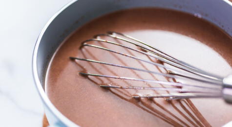 Esta paso es crucial para conseguir una taza perfecta: diluir y disolver el chocolate.   