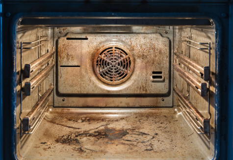 En el interior de un horno cochino se acumulan malos olores y posibles agentes contaminantes.    