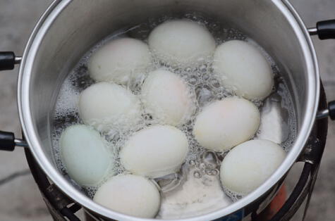 Para evitar infecciones alimenticias, los huevos deben cocinarse bien.   