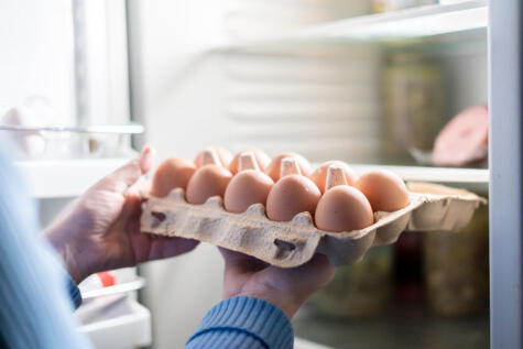 No olvides mantener los huevos refrigerados, y atemperarlos al ambiente 30 minutos antes de cocinarlos.   