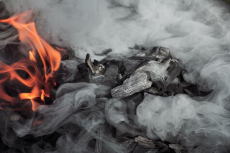 Aunque el humo del carbón no es saludable, el riesgo aumenta cuando es producido por la combustión de la carne.   