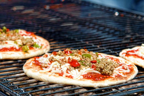 Aprovecha las brasas y prepara unas pizzas, que son mucho más económicas que la carne.   