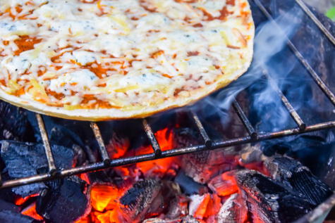 Las masas muy delgadas y la cercanía del fuego pueden quemar la pizza.    