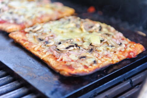 La plancha ayuda para que la pizza no se pegue y tenga una base que la proteja del fuego.   