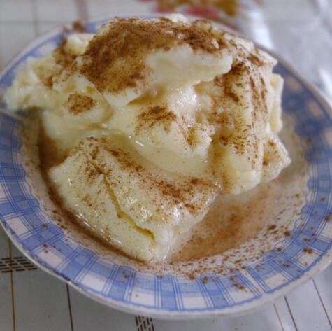 Queso helado tradicional: solo leche, azúcar, coco y canela.   