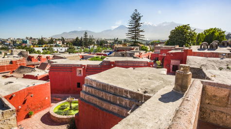 La historia popular cuenta que en el Convento de Santa Catalina se crearon muchos de los postres y platos típicos de Arequipa.   