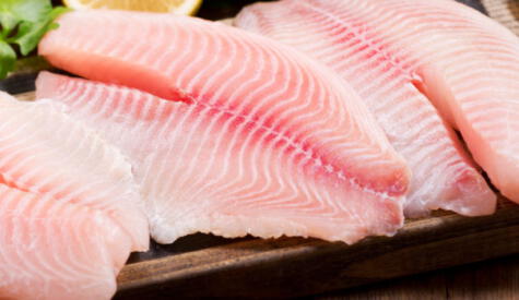 El pescado debe sentirse suave pero firme y las espinas deben estar bien fijadas a la carne.   