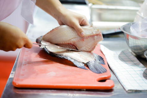 Desde que se pesca hasta que llega a nuestro mesa, el producto marino puede contaminarse.    