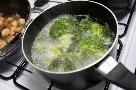 Los nutrientes se pierden en el agua de la cocción; por eso se recomienda cocer al vapor, en microondas o en el horno.    
