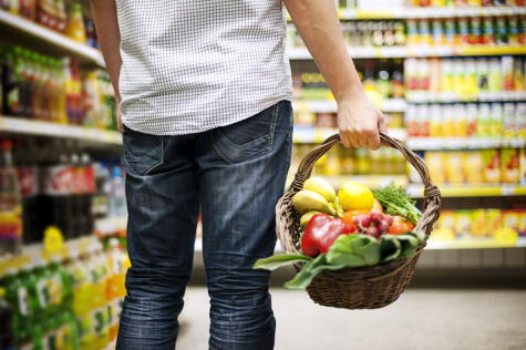 Muchas fruta y verdura, y menos alimentos procesados.  