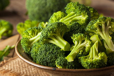 El brócoli contiene un antinutriente que bloquea la absorción de yodo.   
