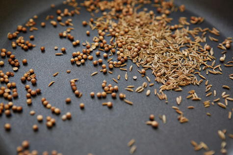 Para que suelte su sabor, el comino, como otras semillas, hay que tostarlo ligeramente en la sartén.   