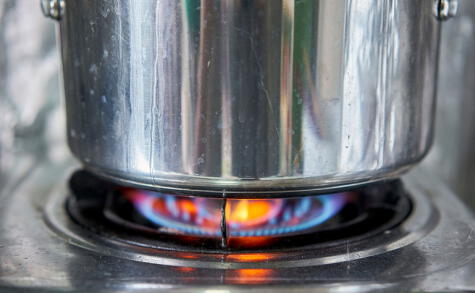 El primer paso, una vez limpia la olla, es llevarla al fuego a que caliente.   
