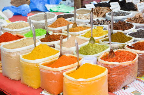 La cúrcuma está muy presente en la cocina india; con ella y otras especias se prepara el curry.    