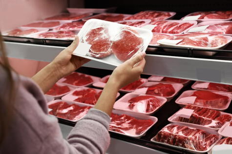 Los alimentos perecibles, como la carne de res, tienen que mantenerse refrigerados hasta minutos antes de consumirlos.    