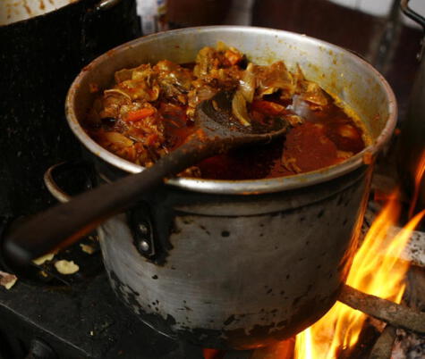 Cocina tradicional: con fuego a leña y cuchara de madera (Foto: Santiago Barco).   