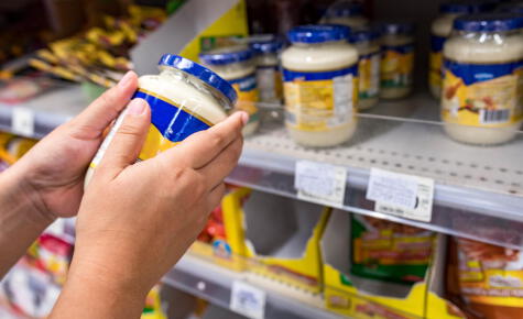 La mayonesa industrial está hecha para aguantar la falta de refrigeración.    